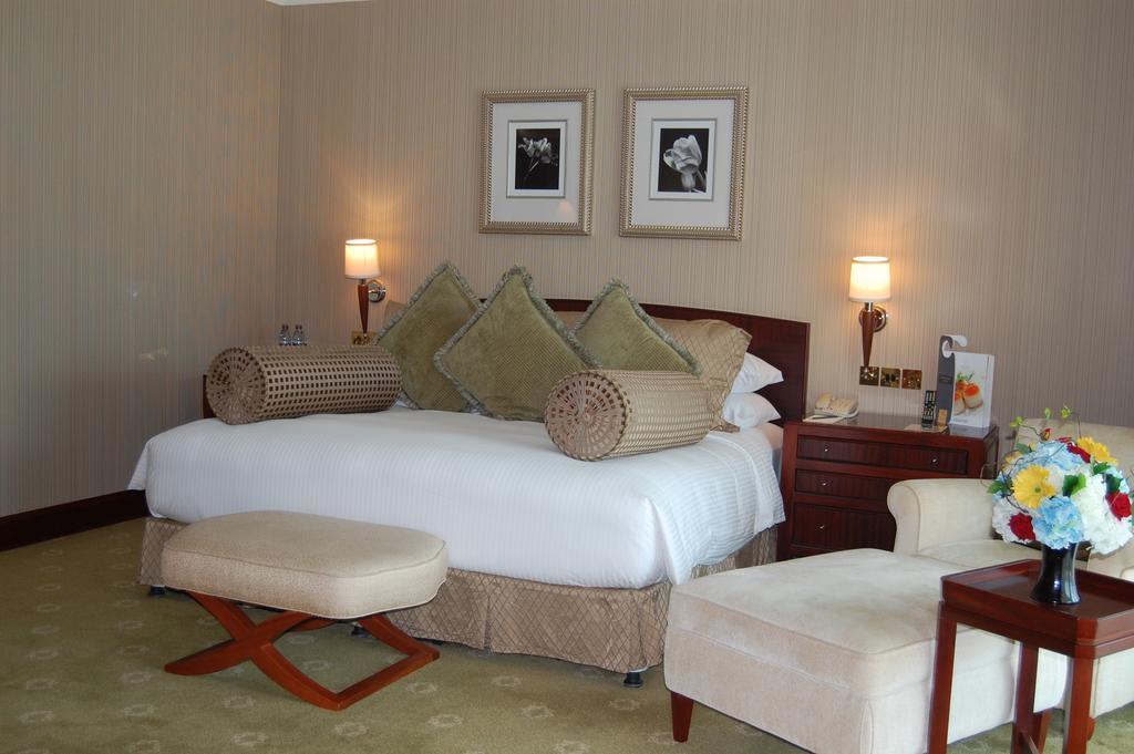 Jood Palace Hotel ドバイ エクステリア 写真 A bedroom at the Taj Mahal Palace