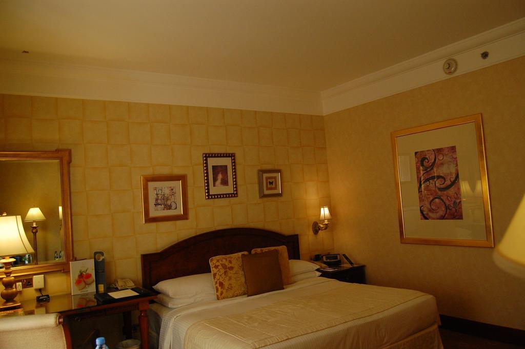 Jood Palace Hotel ドバイ エクステリア 写真 A bedroom at the Taj Mahal Palace