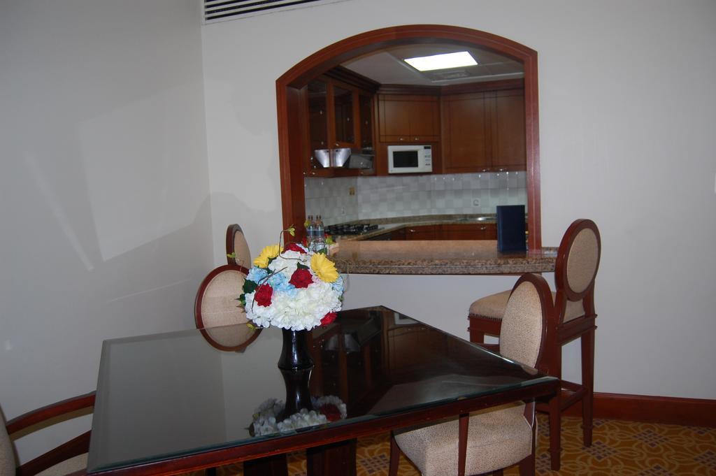 Jood Palace Hotel ドバイ エクステリア 写真 A kitchen in a hotel suite
