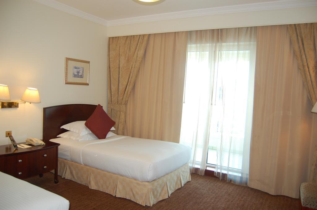 Jood Palace Hotel ドバイ エクステリア 写真 A room at the hotel
